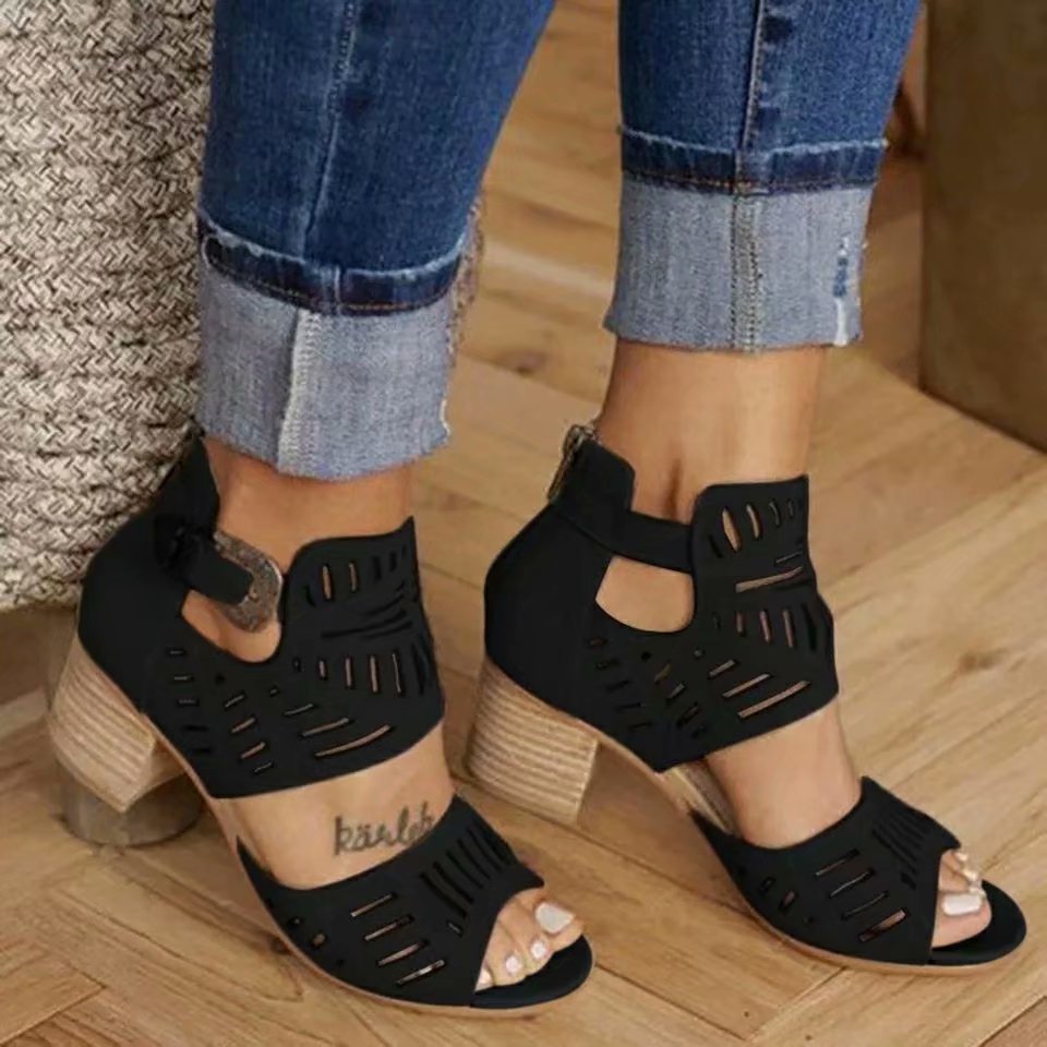 Sandal med kilehæl, udskæring og spændelukning bagpå