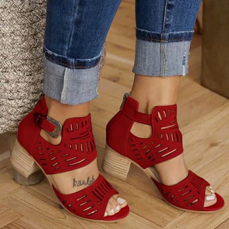 Sandal med kilehæl, udskæring og spændelukning bagpå