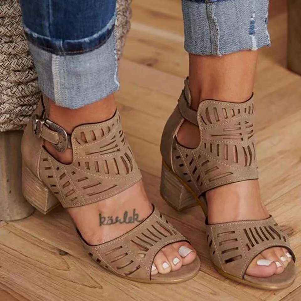 Sandal med kilehæl, udskæring og spændelukning bagpå