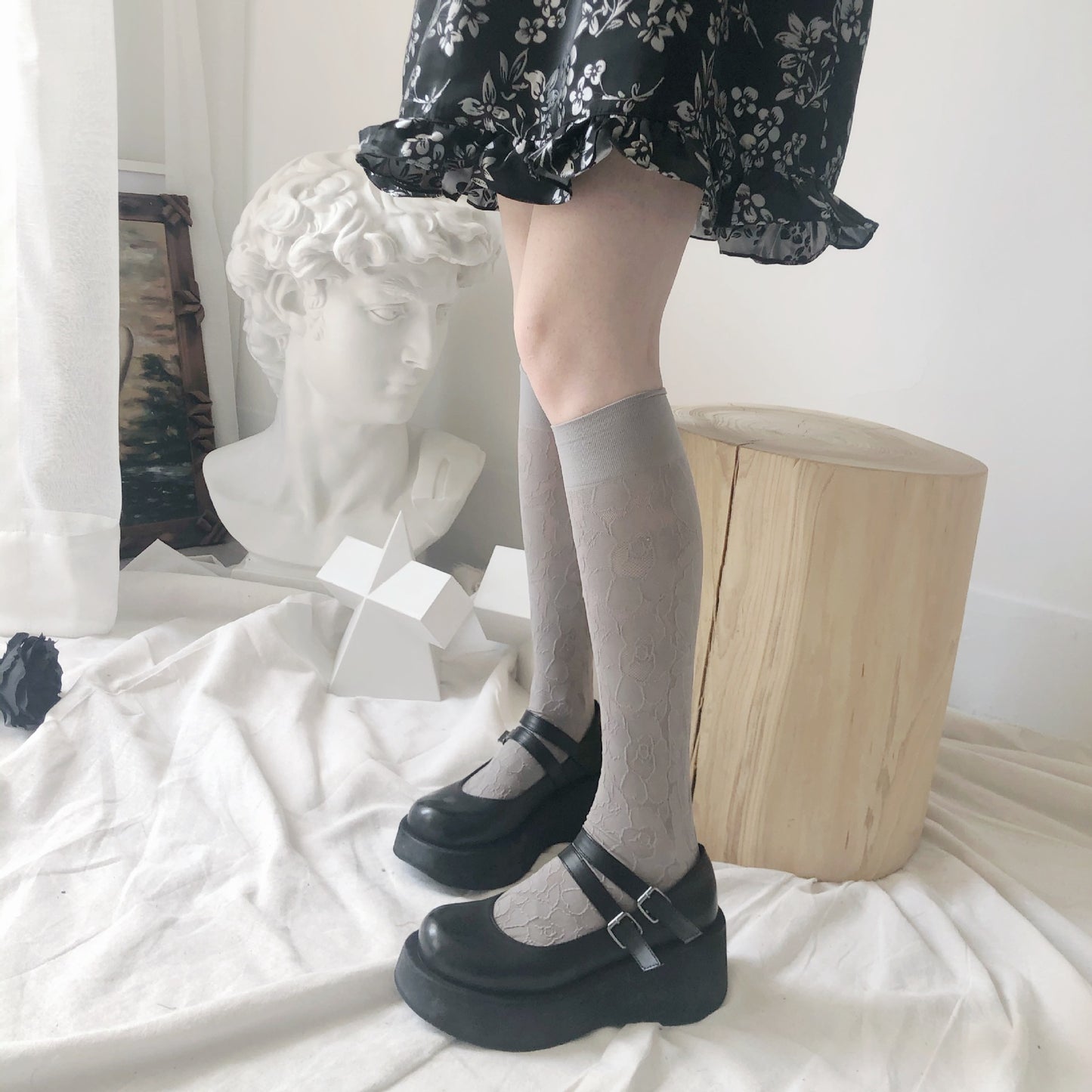 Spring And Summer Gentle French Retro Embroidery Dark Pattern Rose Lace Flower Calf Socks Milk White Black Tube Socks Ins Wind