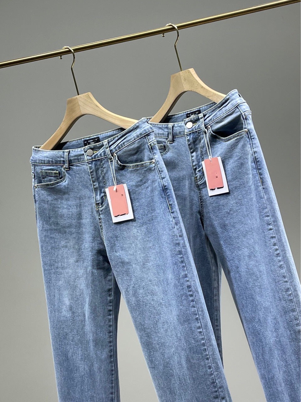 Damejeans med sideslids, høj talje og lige ben til foråret