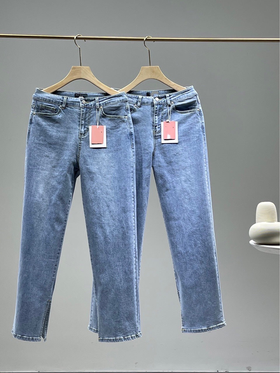 Damejeans med sideslids, høj talje og lige ben til foråret