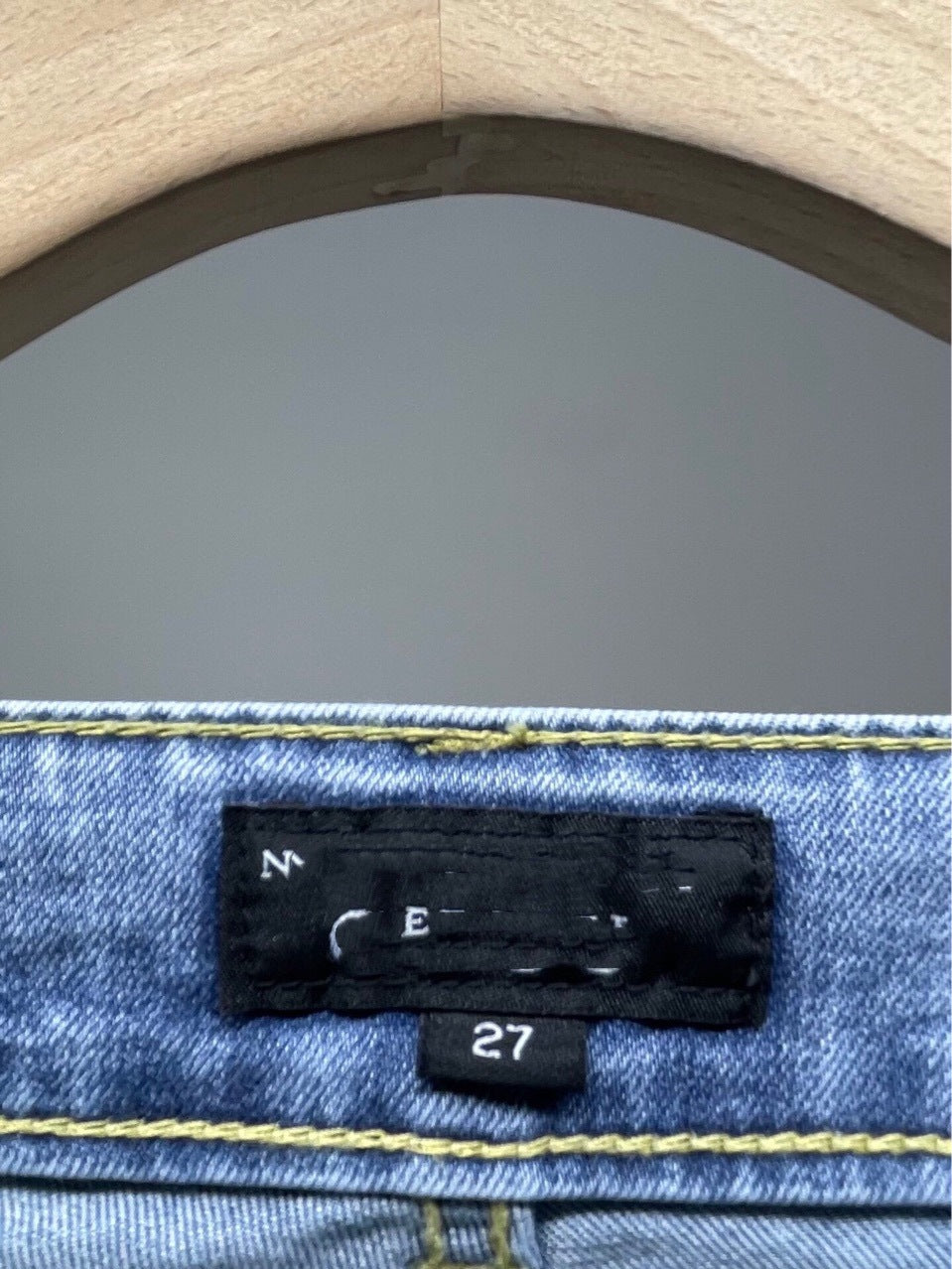 Damejeans med sideslids, høj talje og lige ben til foråret