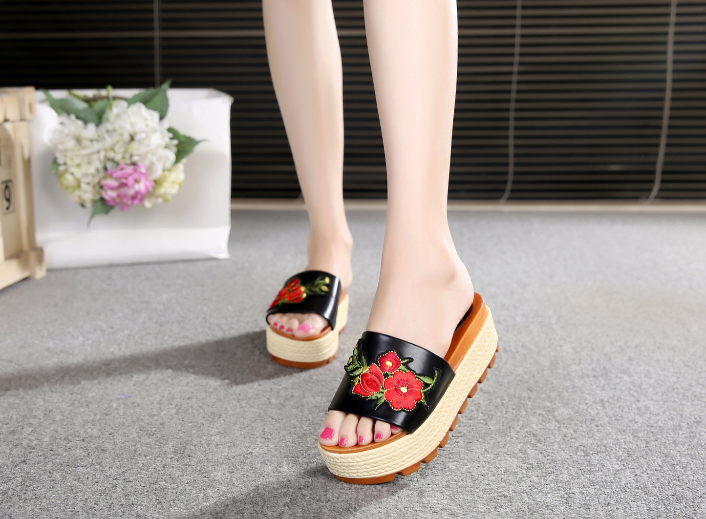 Sandaler og hjemmesko til kvinder, sommersko og koreansk version af høj plateauhæl med tyk bund, alsidig skridsikker indvendig højdeforøgelse, hvid ydersål, tåsandal.