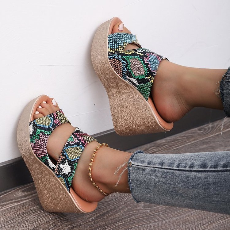 Oreign Trade Plus Size Slope Heel Tøfler Kvinder Sommer Ny Stil Europæiske og Amerikanske Slangemønster Svampekagebund Fiskemund Hæl Sandaler og Tøfler Kvinder