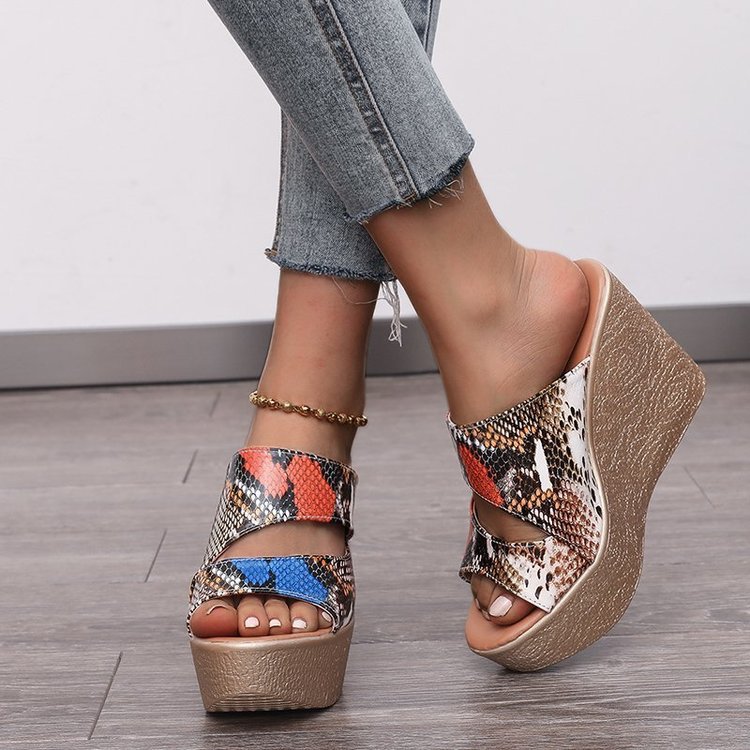Oreign Trade Plus Size Slope Heel Tøfler Kvinder Sommer Ny Stil Europæiske og Amerikanske Slangemønster Svampekagebund Fiskemund Hæl Sandaler og Tøfler Kvinder