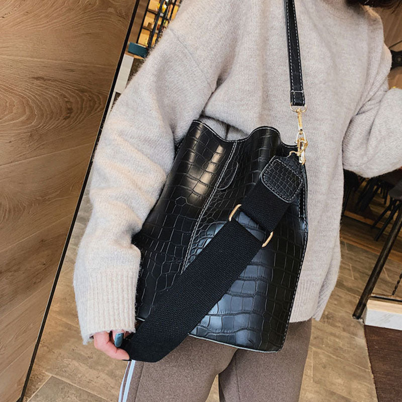 Large-Capacity Bag Female New Retro Fashion Bucket Bag Korean Version Of Simple And Versatile One-Shoulder Messenger Handbag