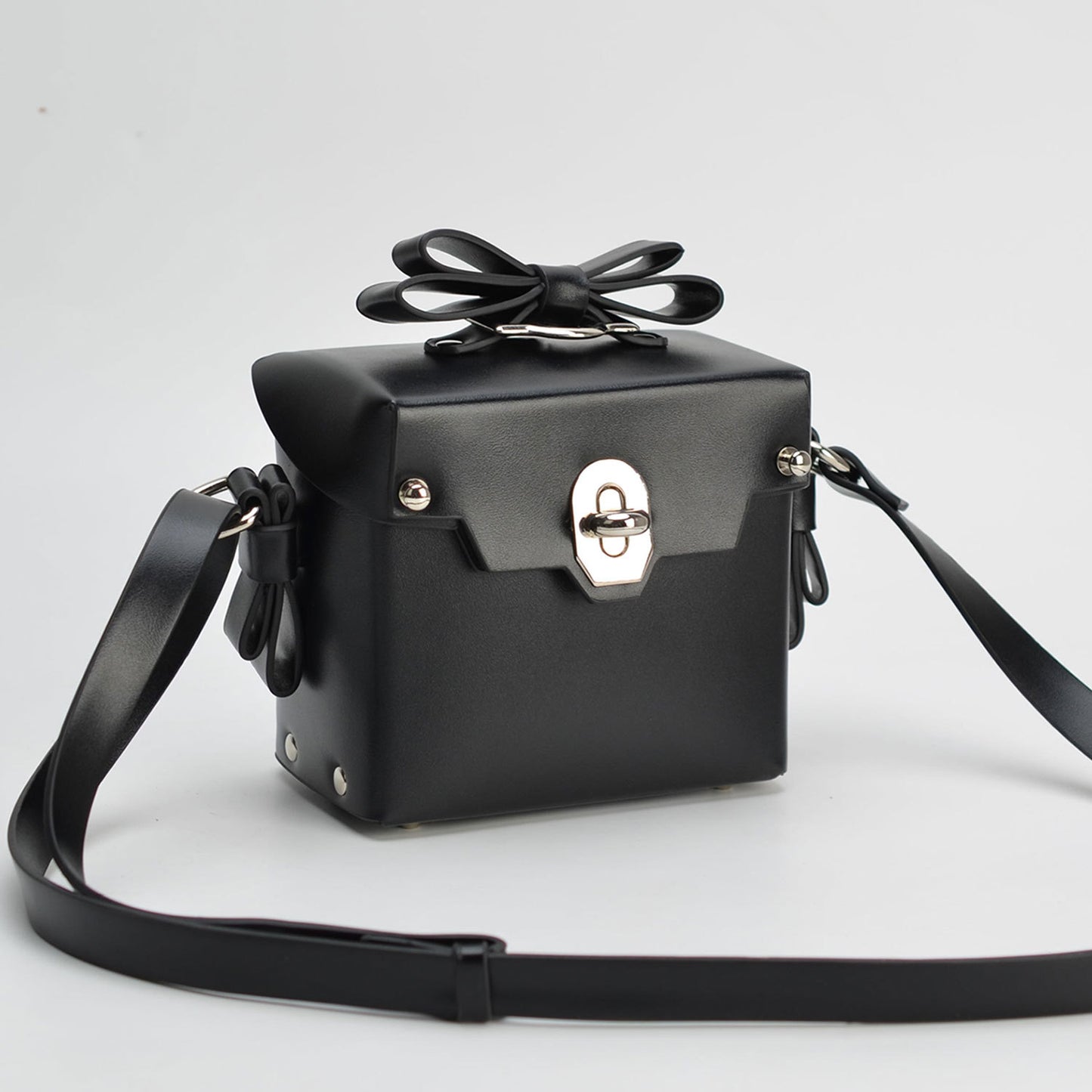 Women'S Bag Three Dimensional Bow Rivet Single Shoulder Bag Retro Lock Handbag Small Square Bag
