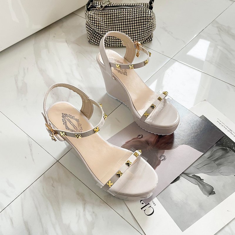 Rivet Spot Low-top One-word Buckle Sandals