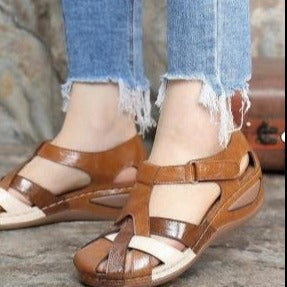 Sandal med rund snude, kilehæl og udskæringer
