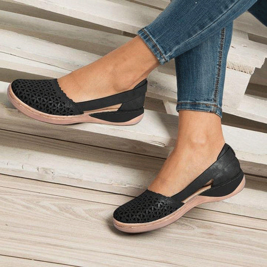 Kilehæle med udskårne sandaler i ensfarvet design
