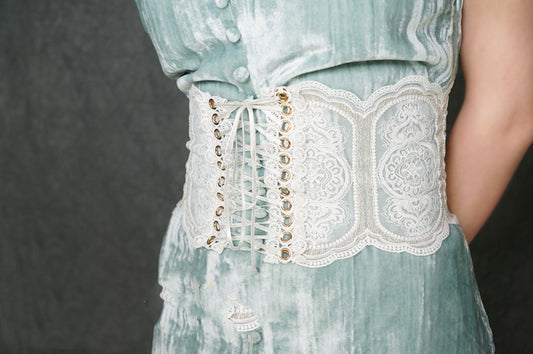 Three-Dimensional Gold Line White Lace Classical Baroque Style Girdle