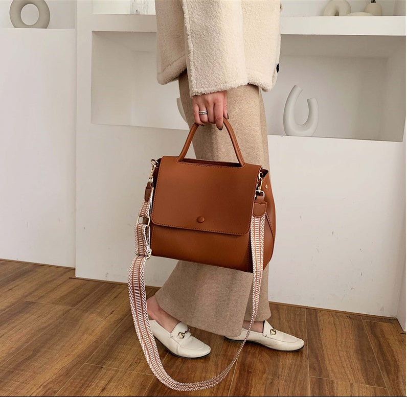 Fashionable and versatile large capacity messenger bag