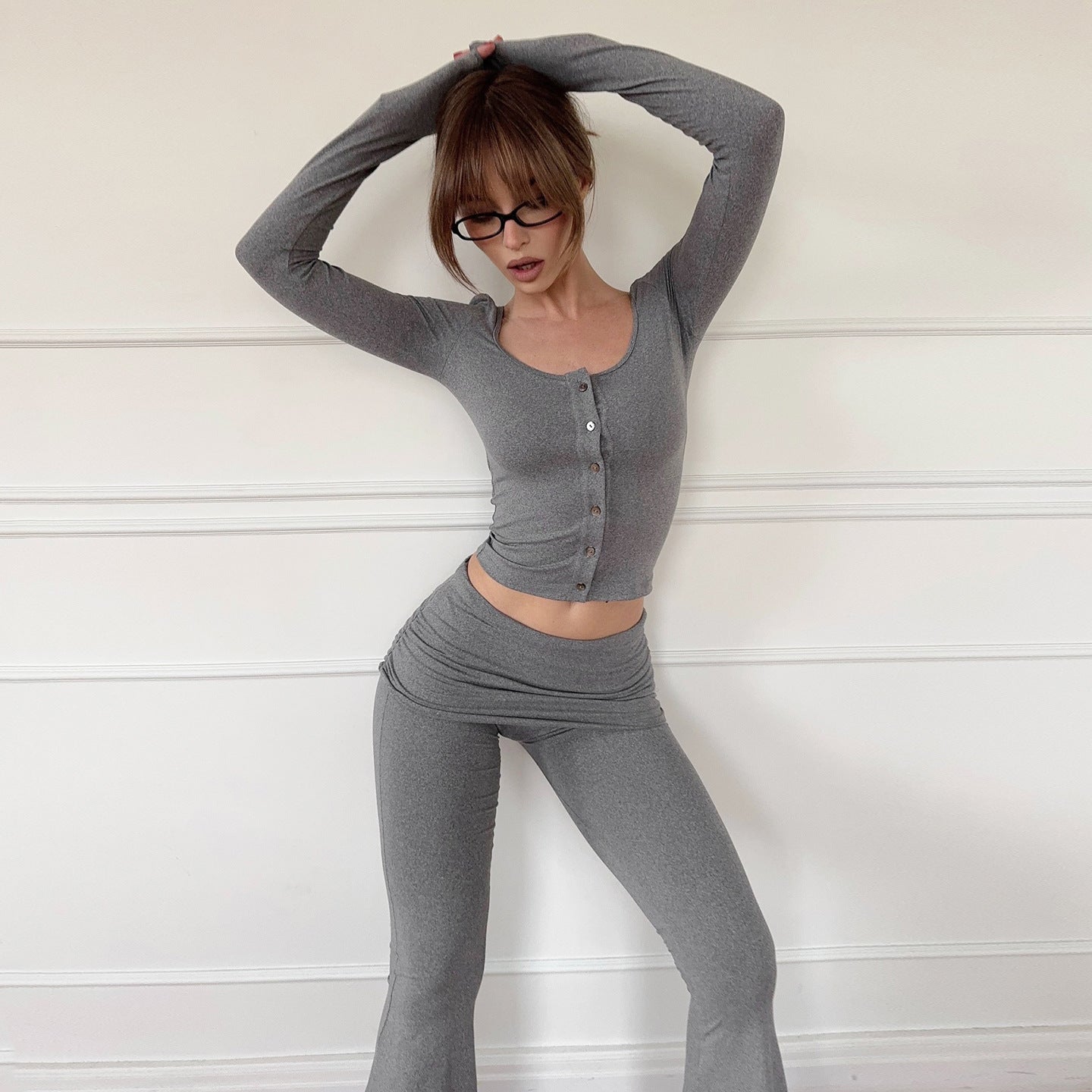 Kort, formsiddende og sporty yoga- og fritidssæt, der smigrer din figur