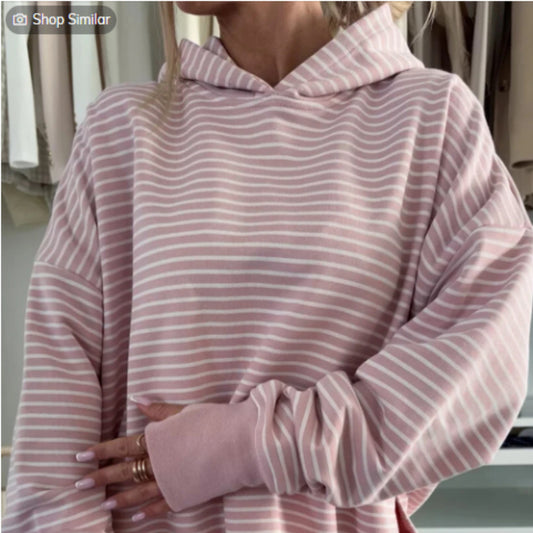 Stribet hættetrøje med tommelfingerhul, sidesøm og off shoulder i løs pasform
