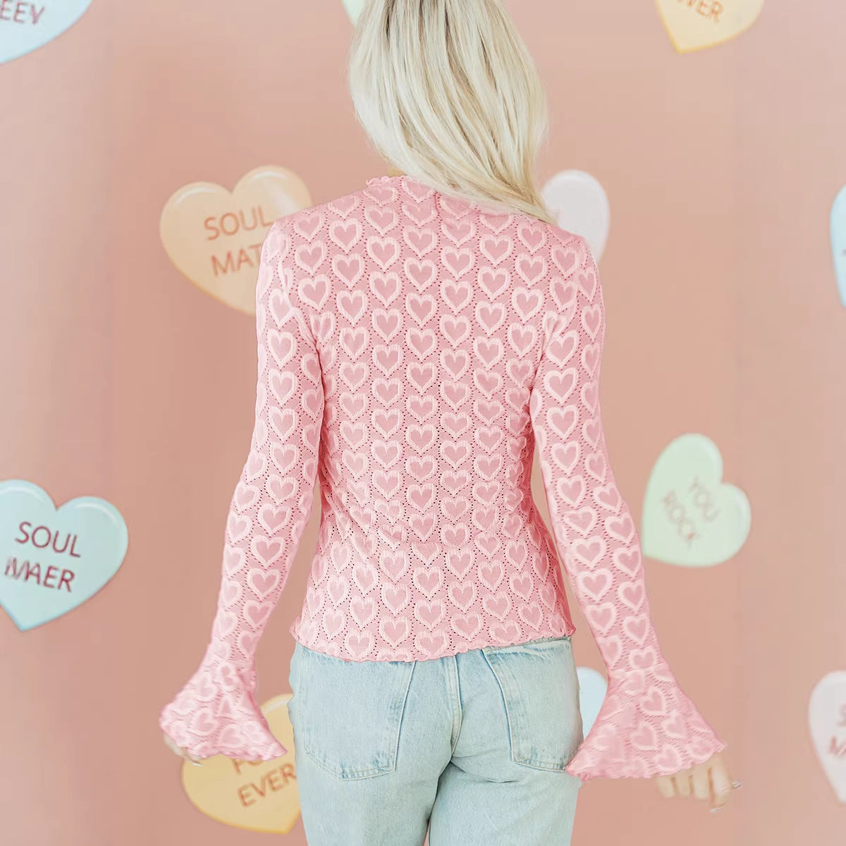 Sød, feminin jacquardtop med hjerteprint, der er slankende og figursyet