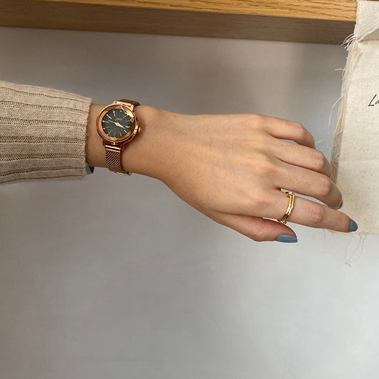 Elegant retro quartz watch