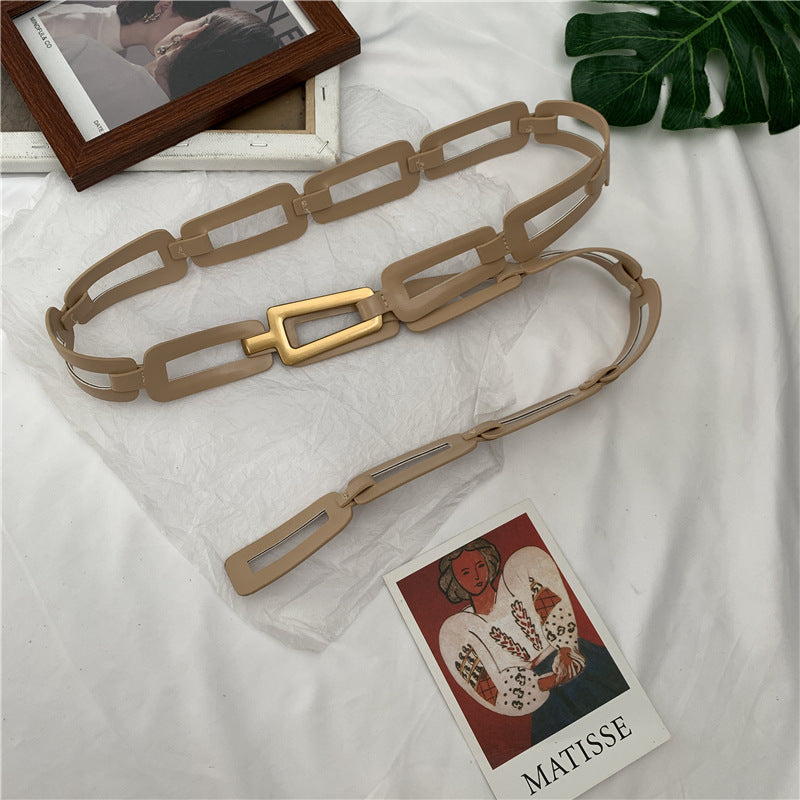 Wide waistband with hook chain