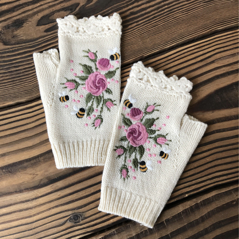 Broderede damevarme handsker bi blomsterstrik