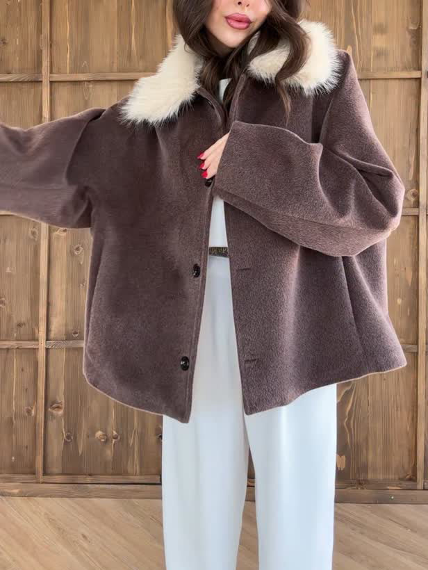 Brun oversize frakke med hvid krave i imiteret pels