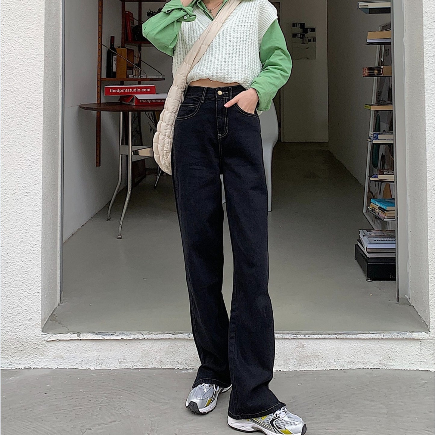 Højtaljede Slimmende Sorte Jeans med Høj Slids og Lige Ben