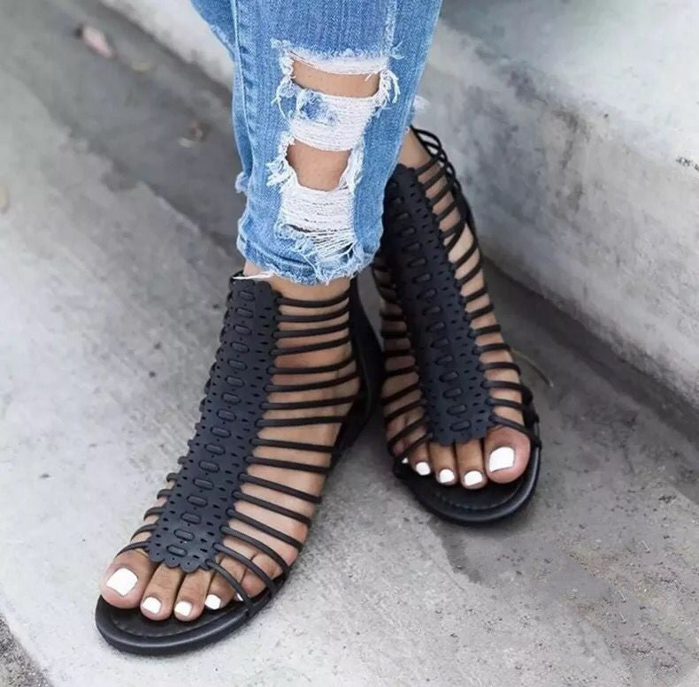 Openwork Roman sandals with flat sole