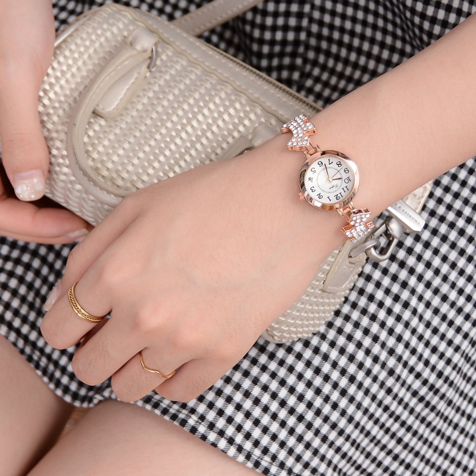 Round alloy bracelet watch
