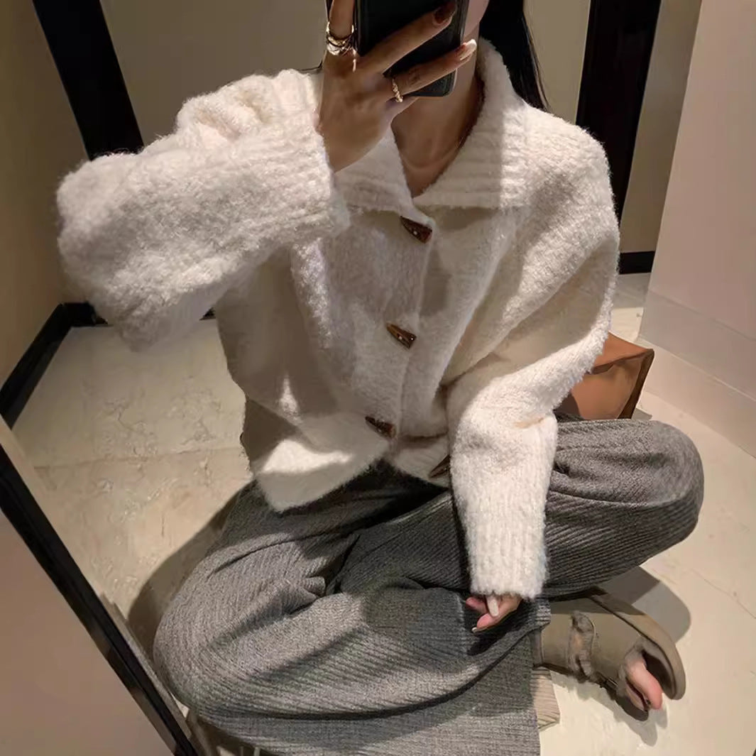 Blød og behagelig løs tyk sweater med hornknapper