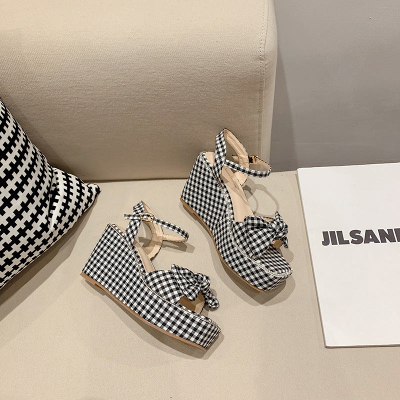Platform sandals with square toe and high heels