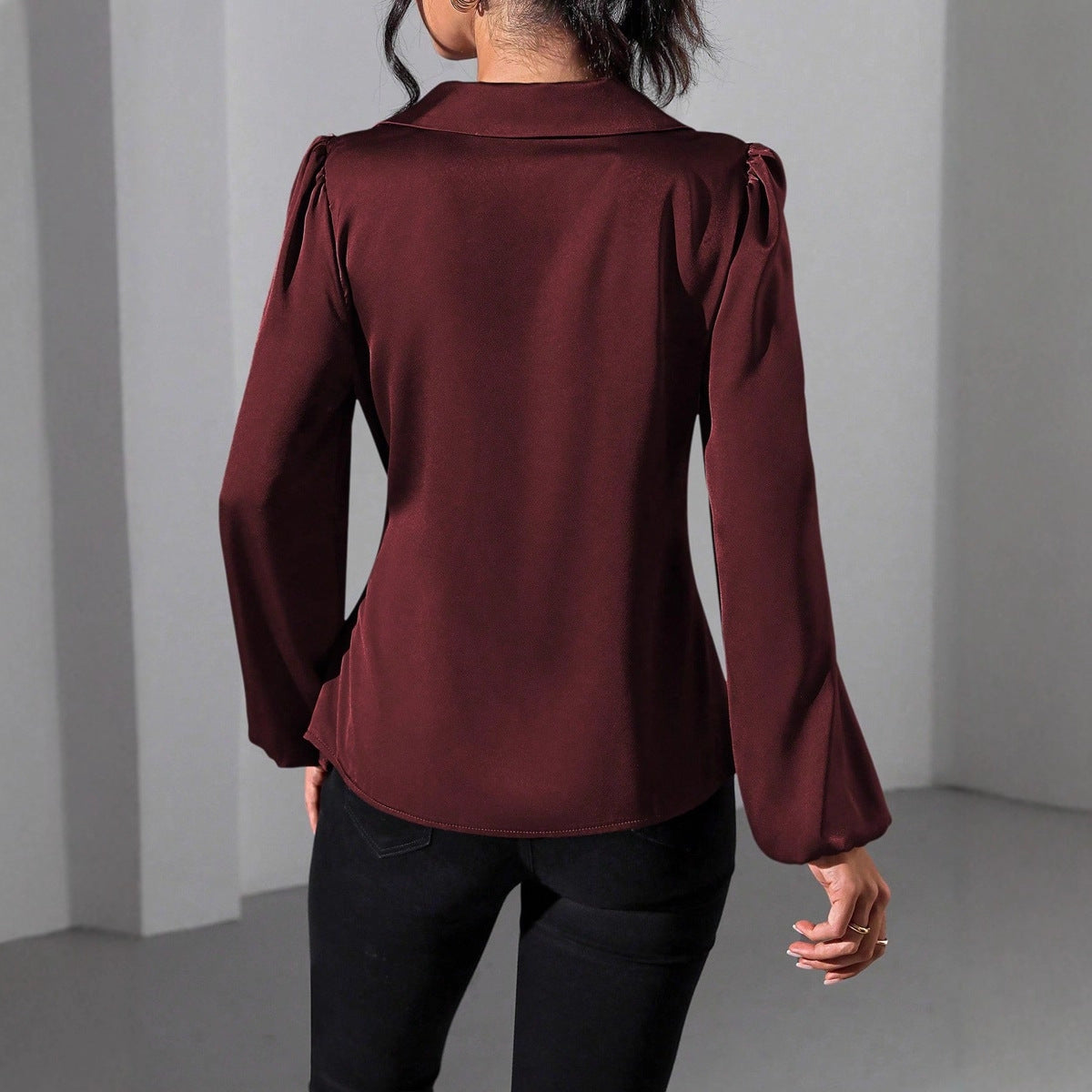 Ensfarvet designersatinbluse til kvinder med lange ærmer