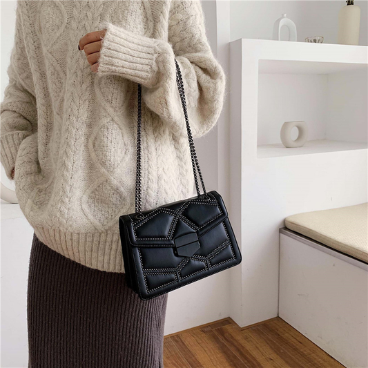 Trendy and versatile rice nail handbag