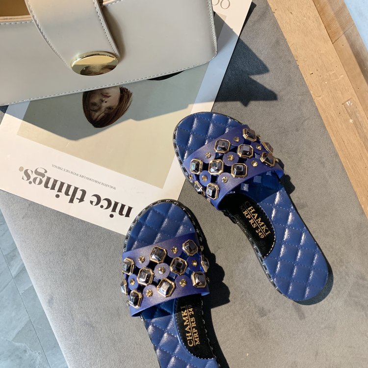 Rivet-shaped flat sandals
