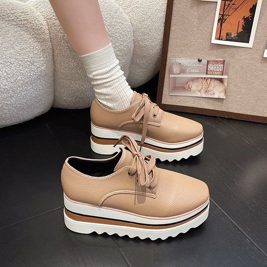 Pumps med snøre, firkantet tå og plateau i britisk brogue-stil