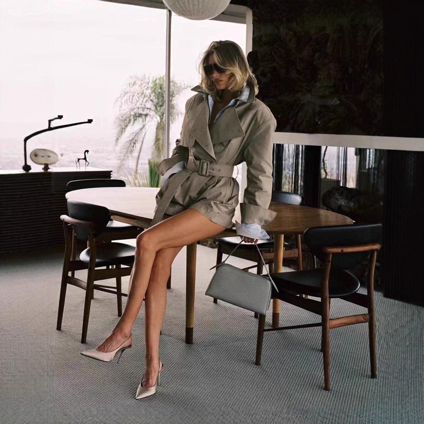 Moderigtig Britisk Klassisk Trenchcoat Stil Lysebrun Tætsiddende Talje Shorts Jumpsuit