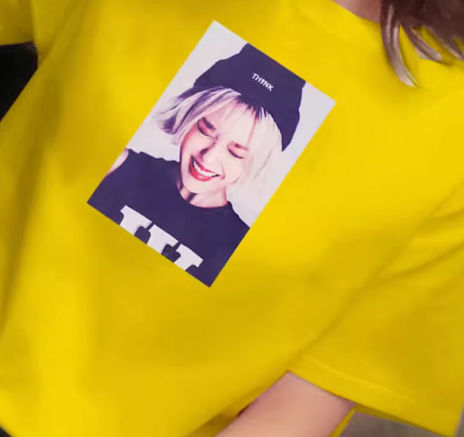 Mandlige og kvindelige par ifører sig studenter-T-shirt med korte ærmer Kvinde