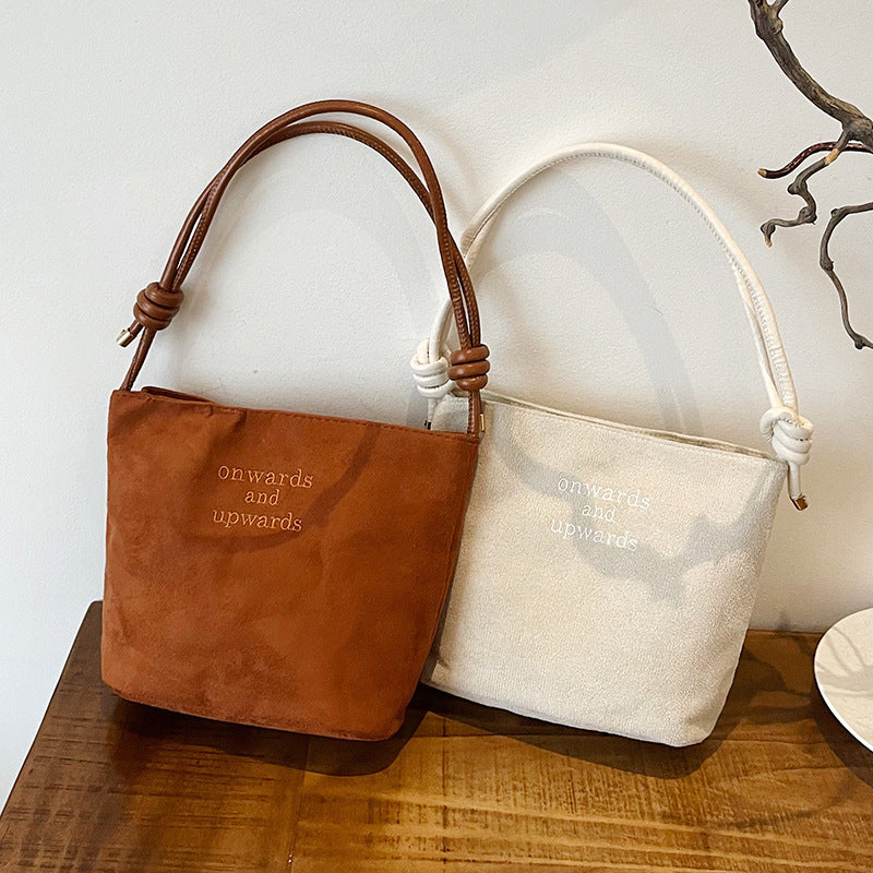 Ny skuldertaske i vintage ruskind til kvinder – en supertrendy must-have bucket-taske