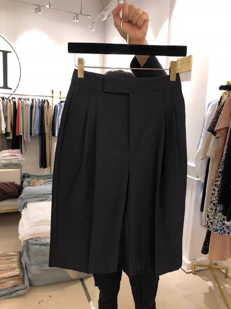 Women's Loose Figure-flattering High-waisted  Draping Wide-leg Shorts
