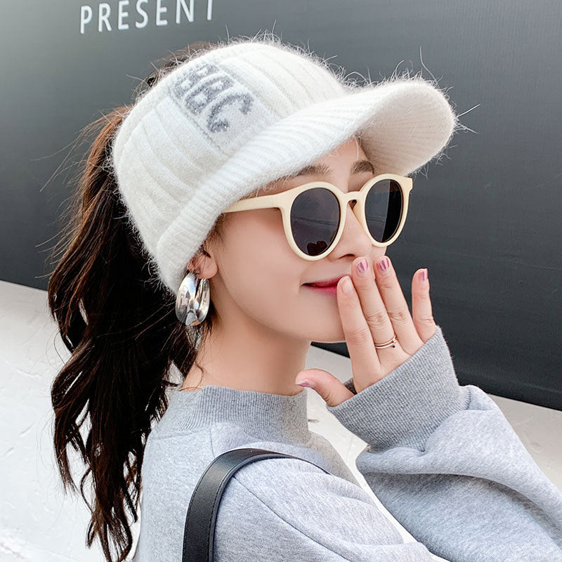Women's Wool Hat Knitting In Autumn And Winter