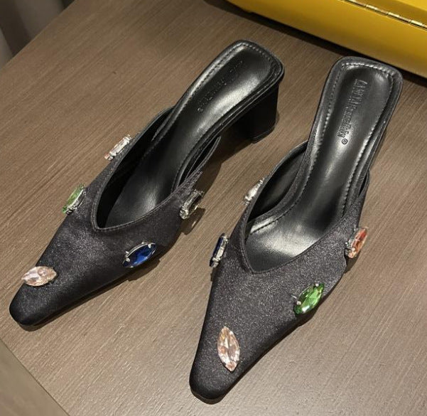 Fashion Satin Sandals With Rhinestones Are Worn Outside
