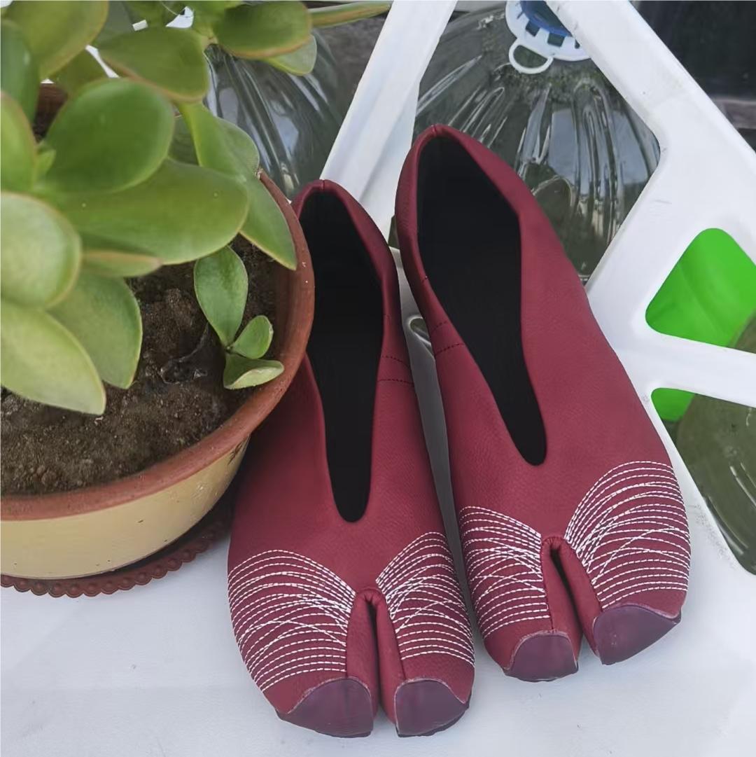 Split Toe Lazy Horseshoe Flat Pumps