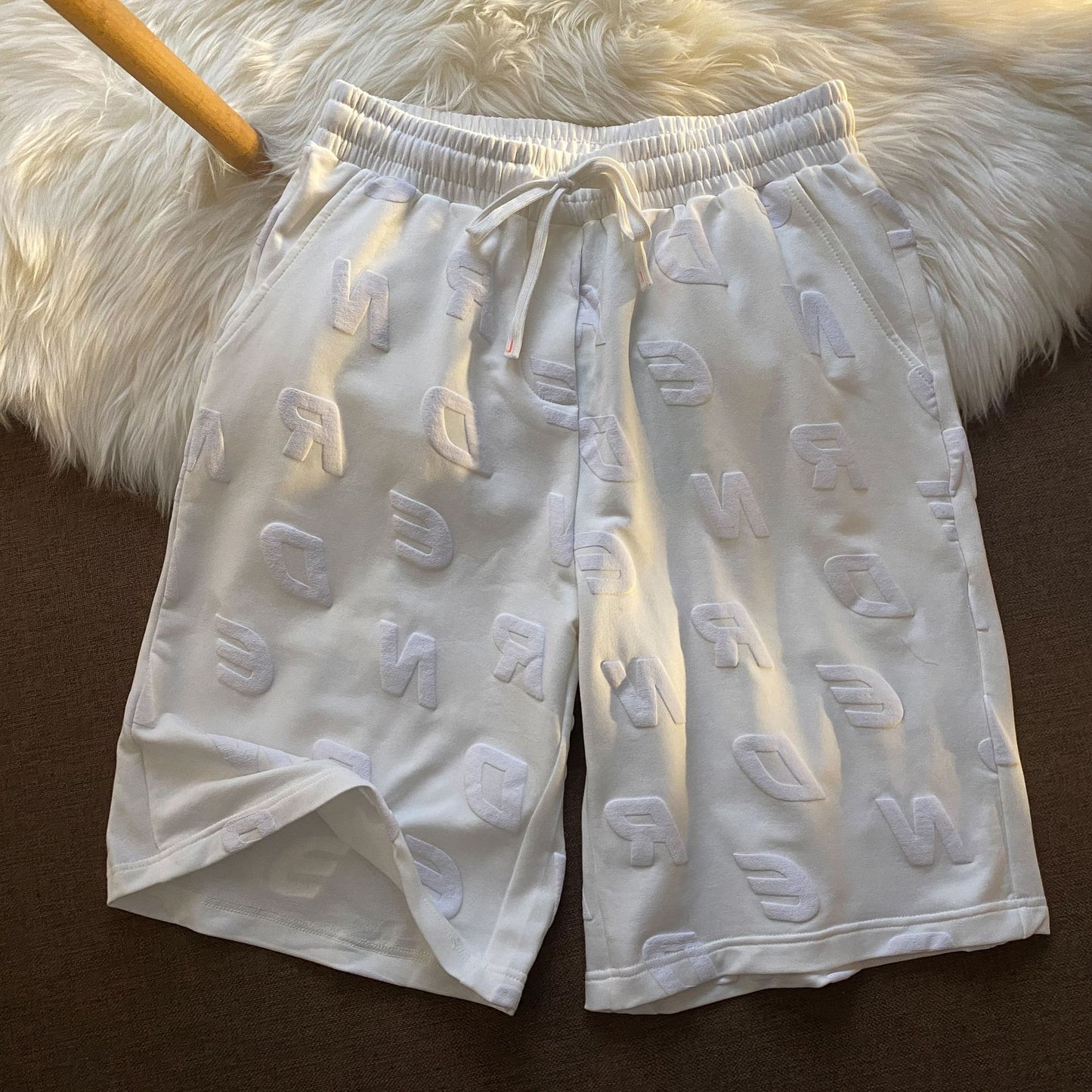 Sporty shorts til damer med bogstavprint