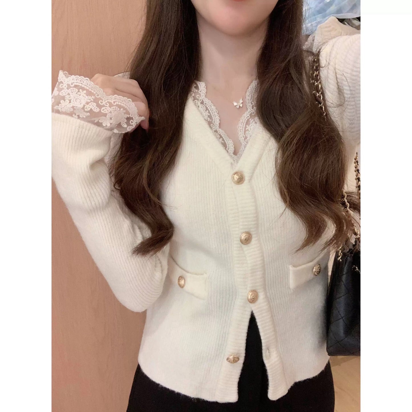 Elegant blonde V-udskæring sweater med guldfarvede knapper