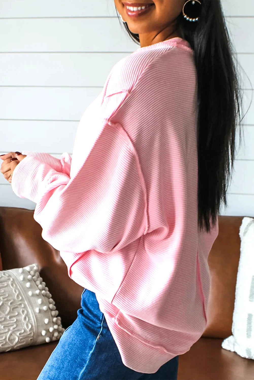 Ensfarvet sweatshirt til kvinder med rund hals, lav skuldersøm og lange ærmer