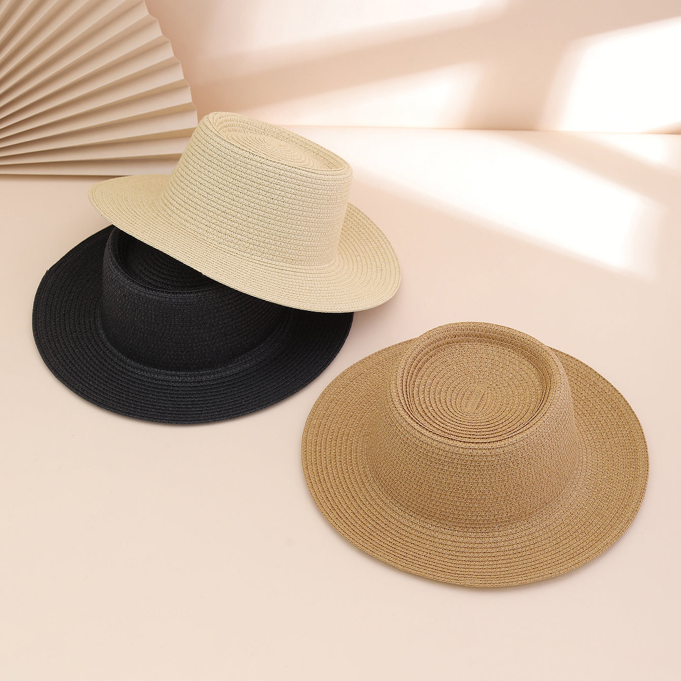 Stylish And Versatile Sun Hat For Ladies, Featuring A Solid Color Broad Brim And Foldable Concave Top. Perfect For Outdoor Travel, Beach Vacations.
