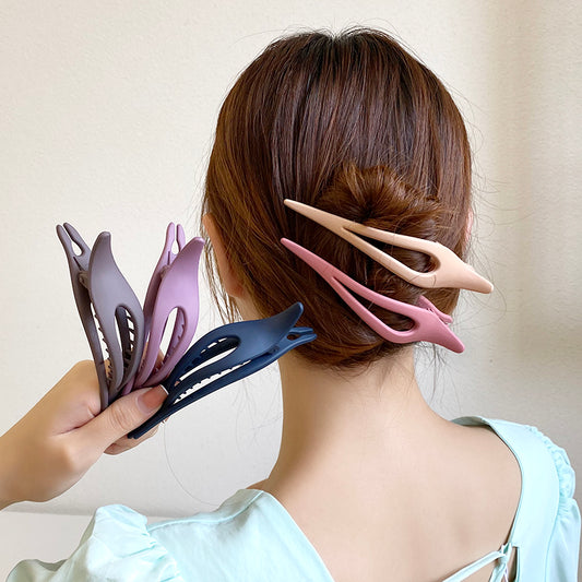 Duckbill Clip With Large Bangs On The Back Of The Head