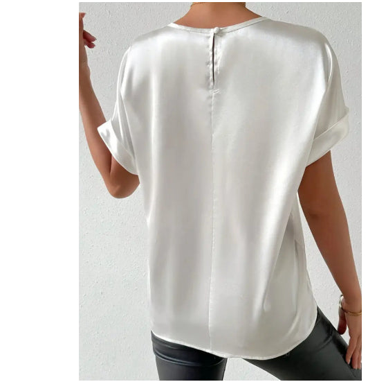 Elegant ensfarvet T-shirt med rund hals og korte ærmer