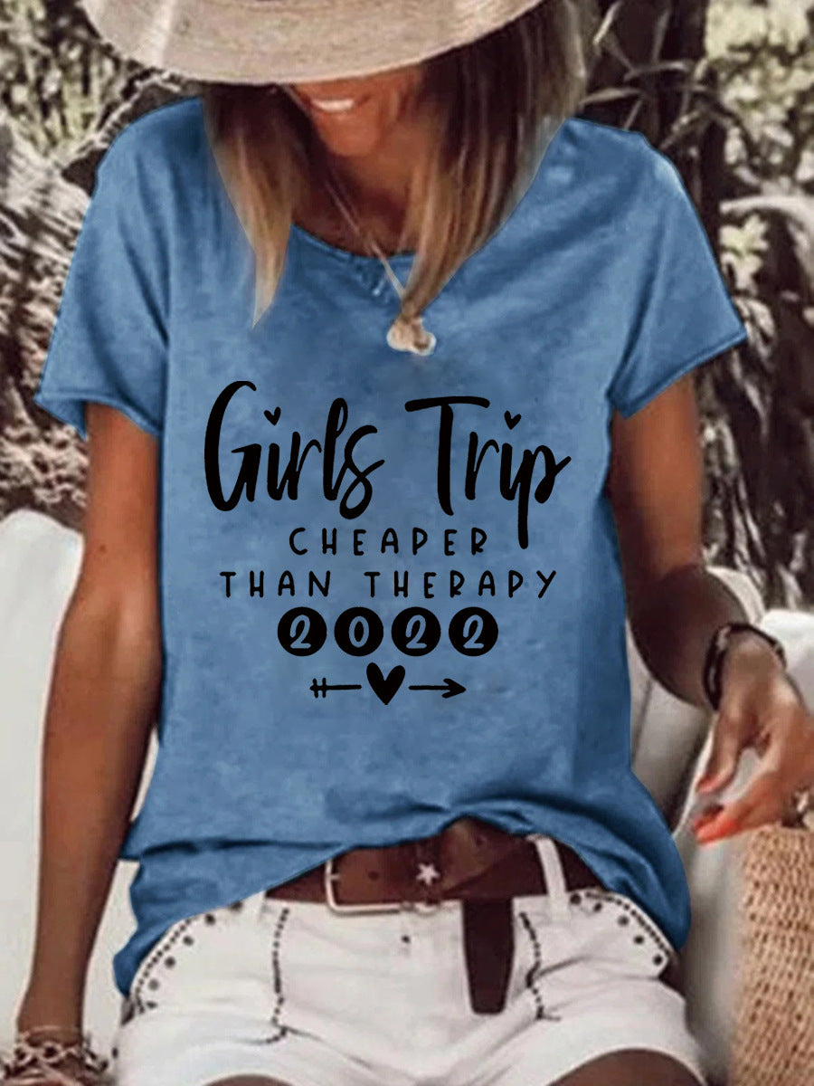 Dame T-shirt med rund hals og print "Than Therapy Girls Trip"