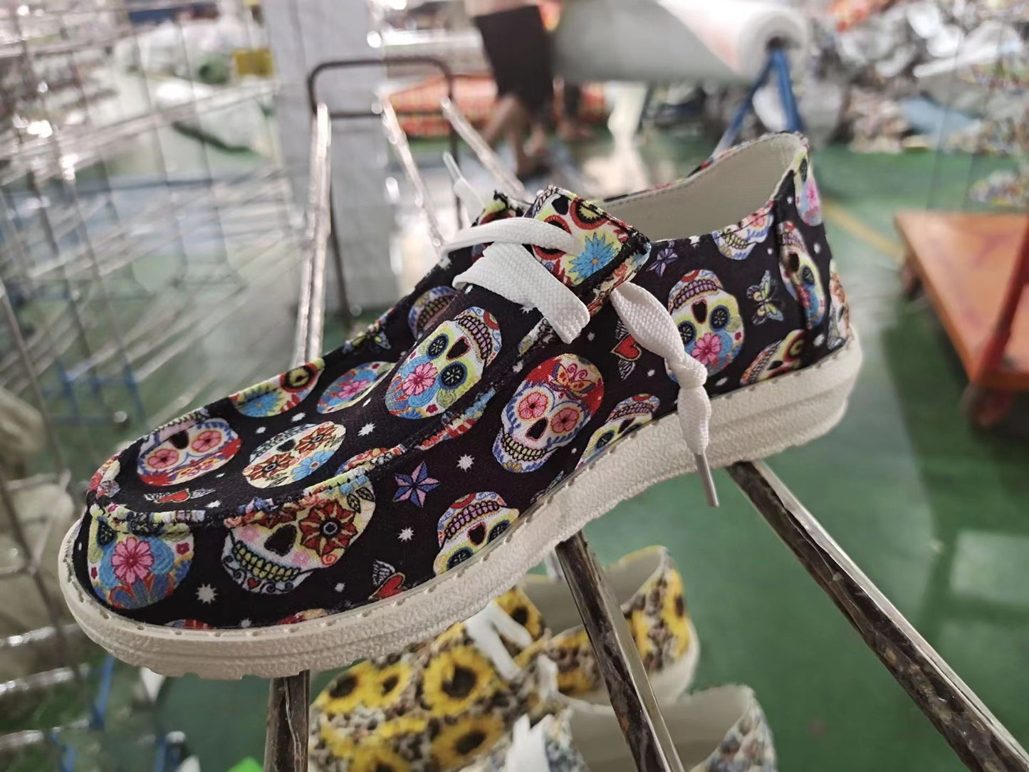 Women's Fashionable Simple Graffiti Ethnic Style Canvas Shoes