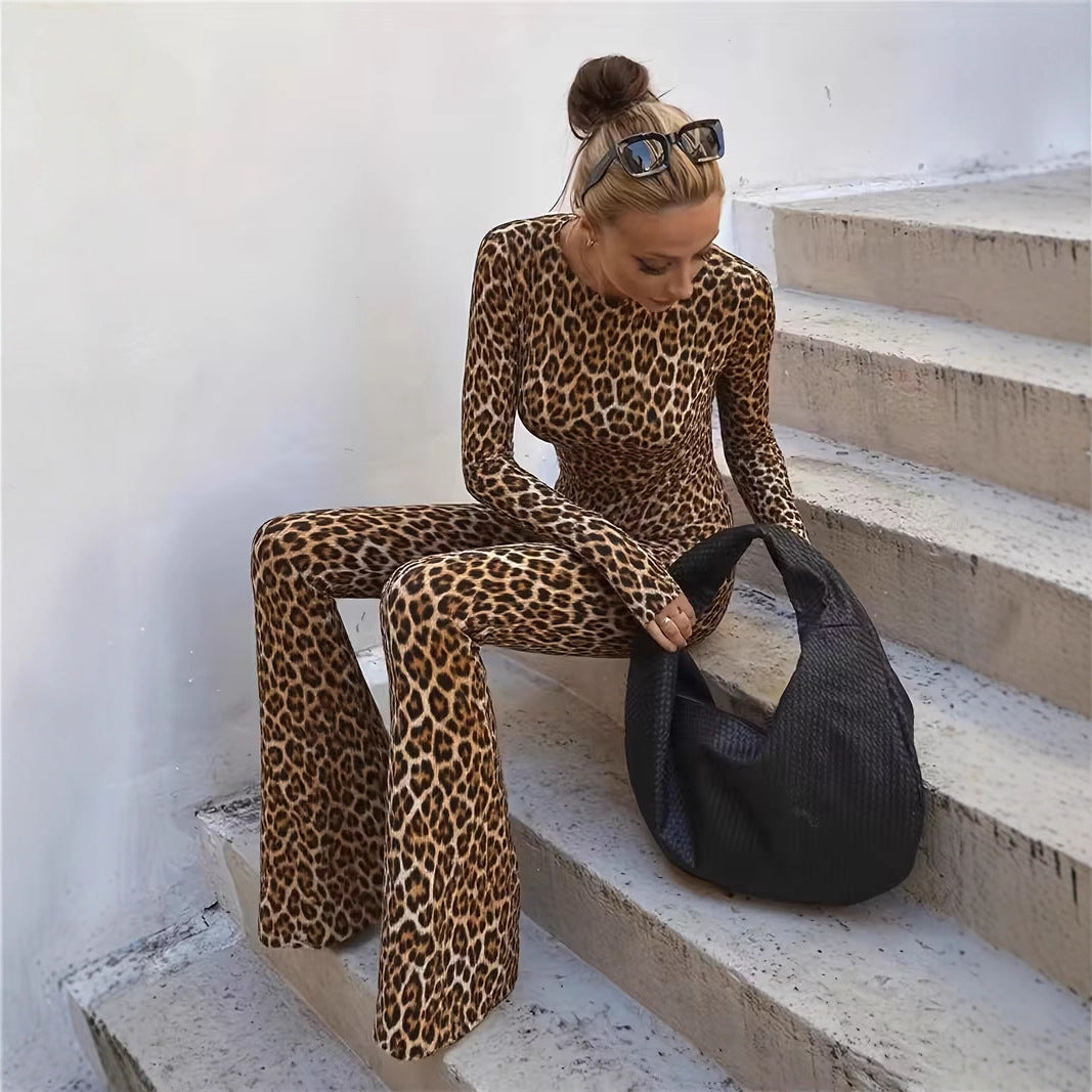 Sexet taljeformende rygløs buksedragt med leopardprint og slim fit