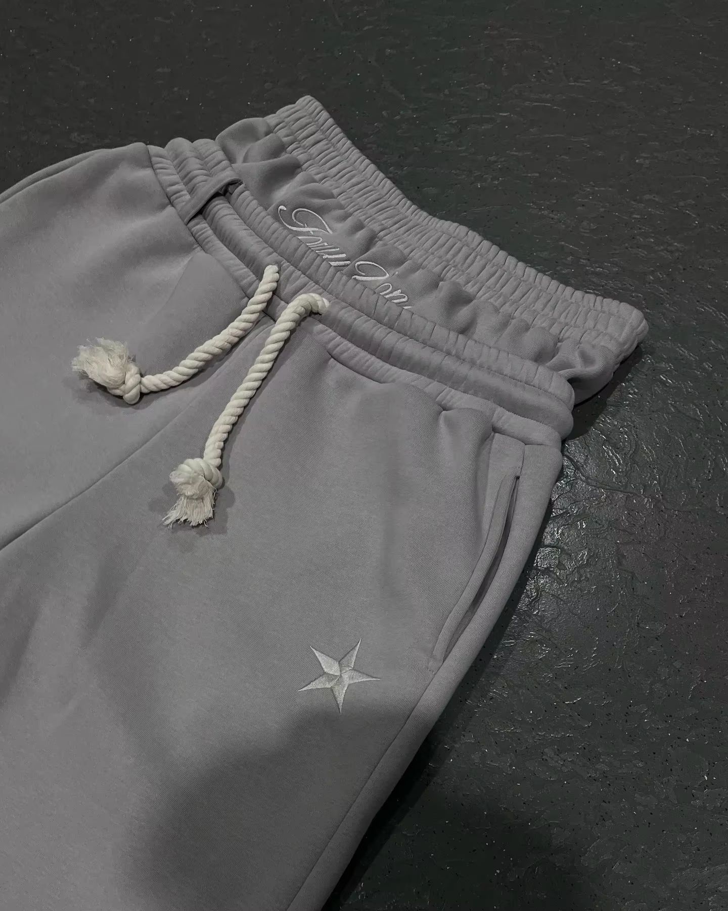 Trendy dobbelttalje femtakket stjernebroderi par enkle afslappede imiterede todelte joggingbukser med vide ben